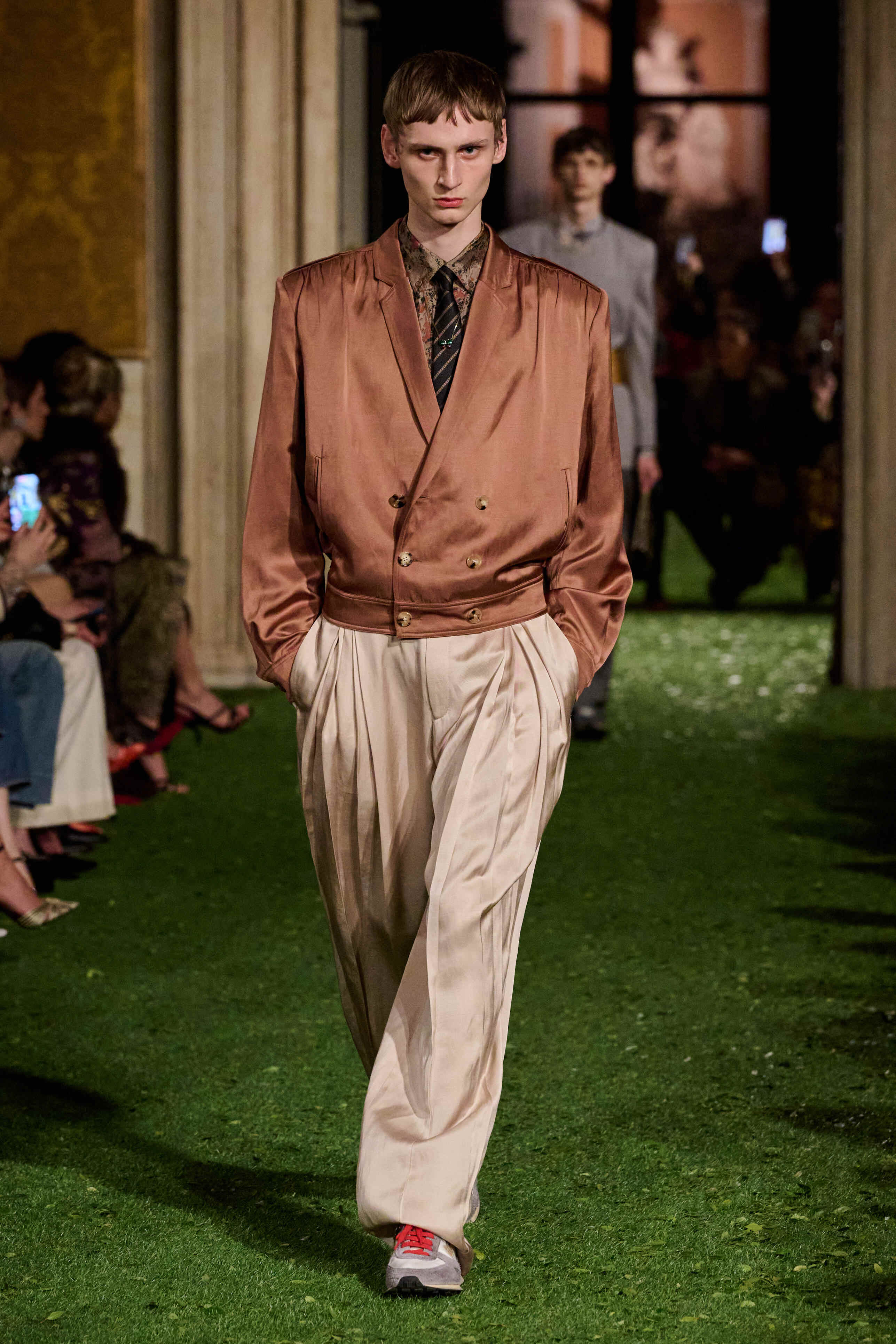 فالنتينو - Look 1