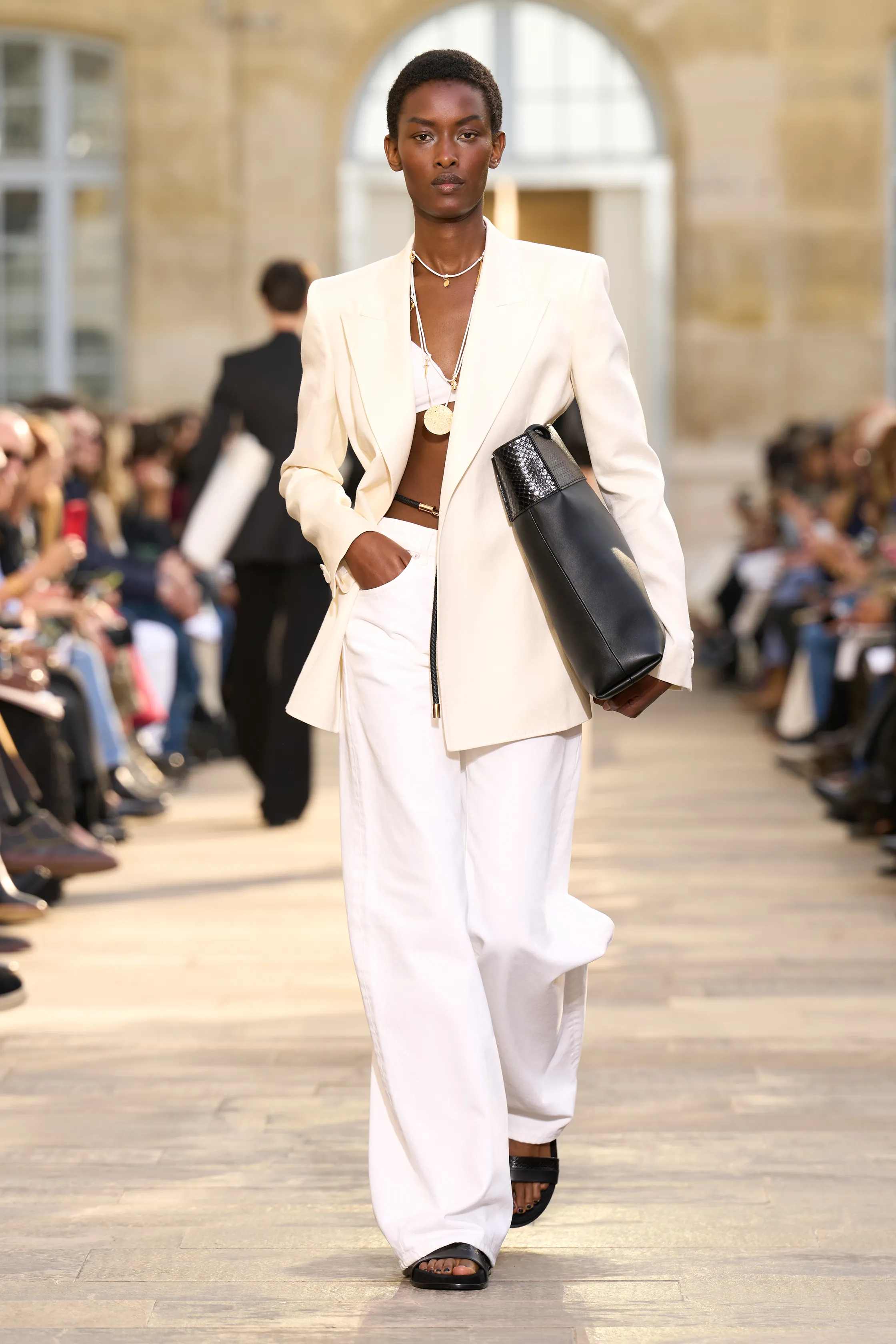 غابرييلا هيرست - Look 34