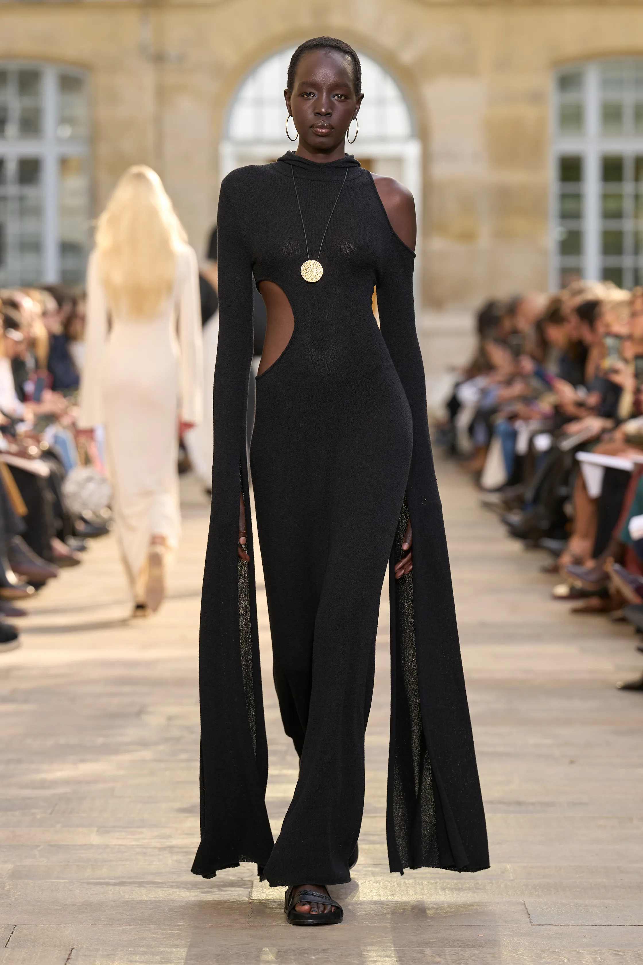 غابرييلا هيرست - Look 32