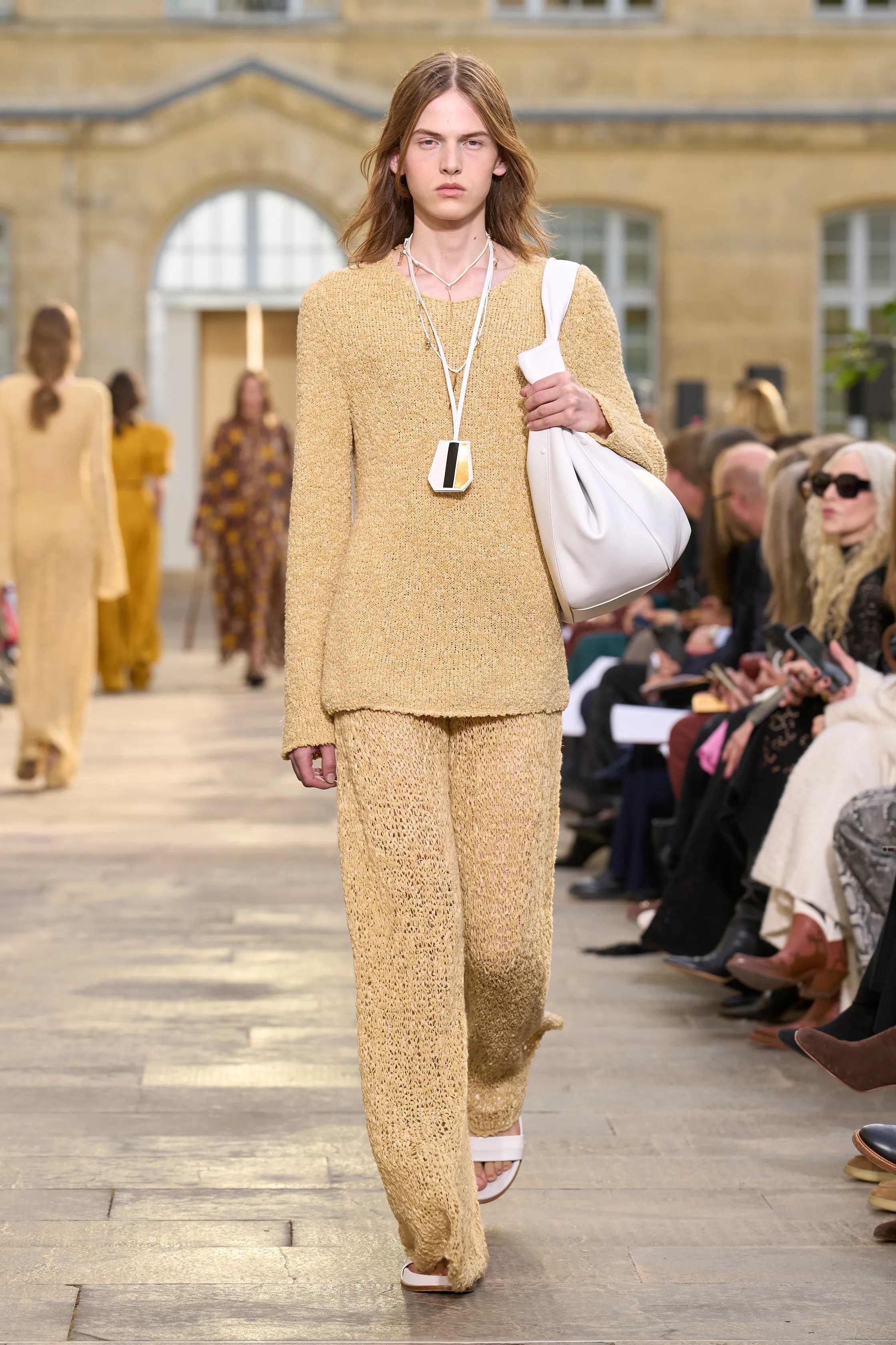 غابرييلا هيرست - Look 25
