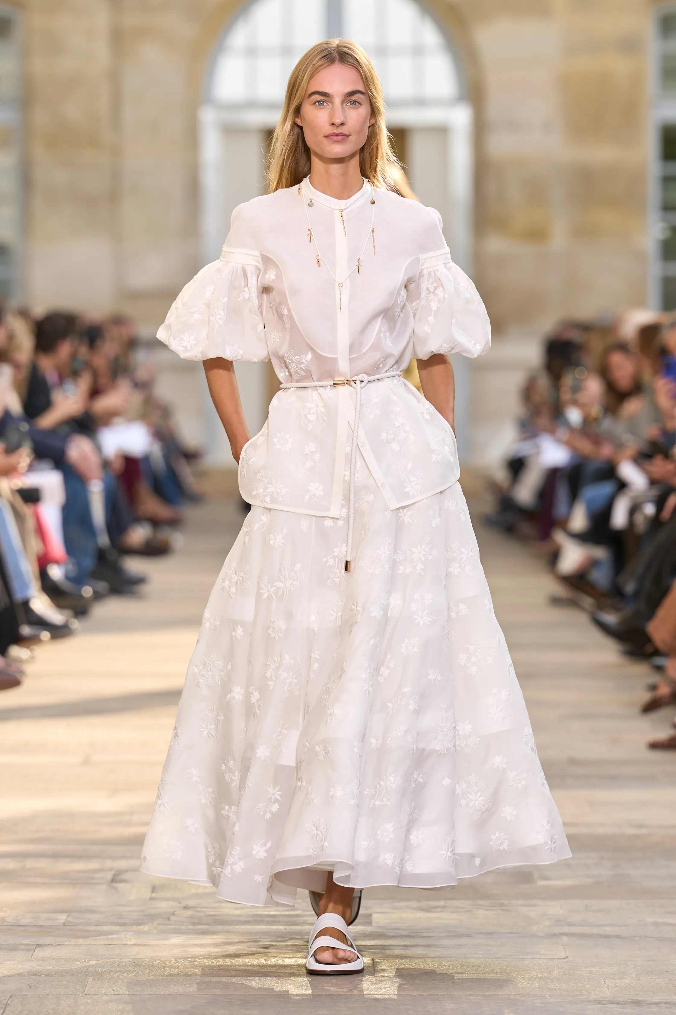 غابرييلا هيرست - Look 1
