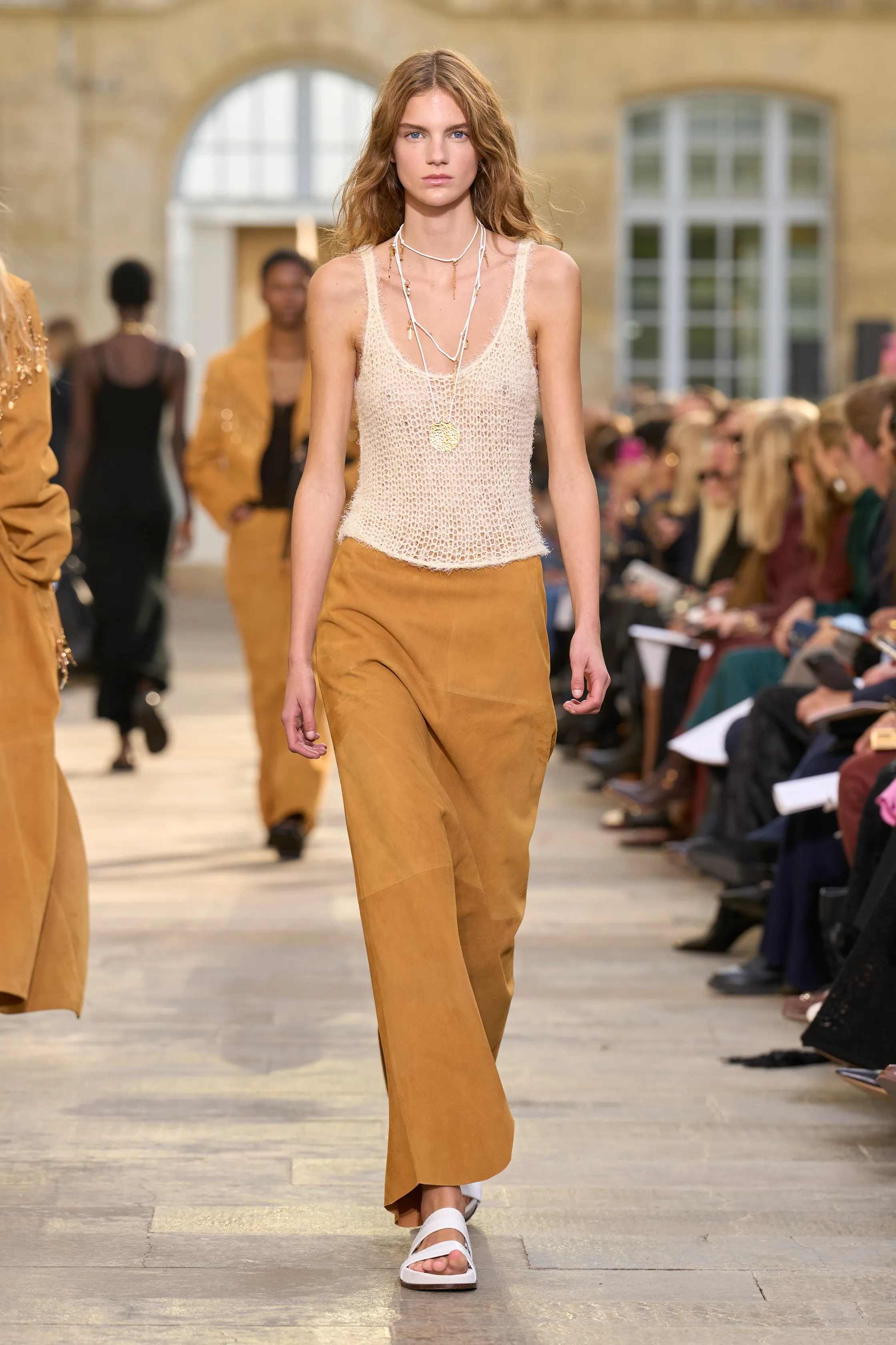 غابرييلا هيرست - Look 12
