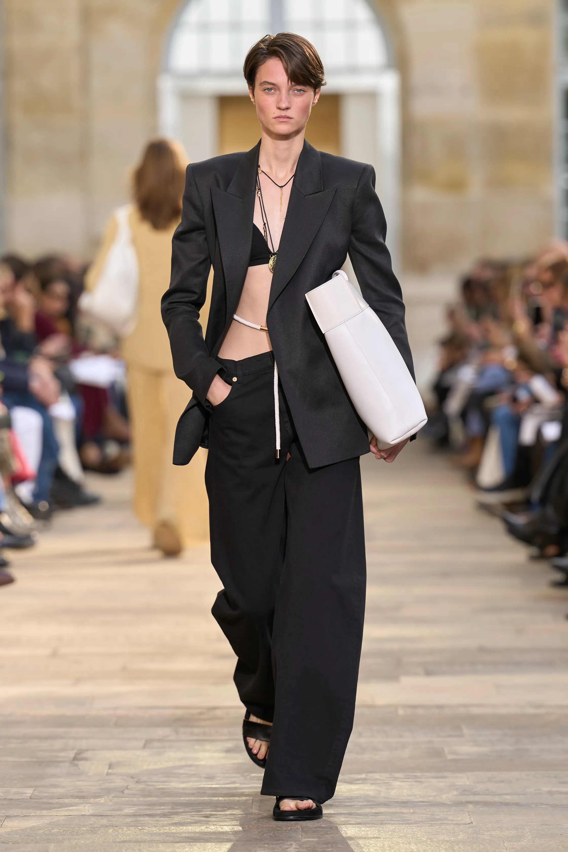 غابرييلا هيرست - Look 27