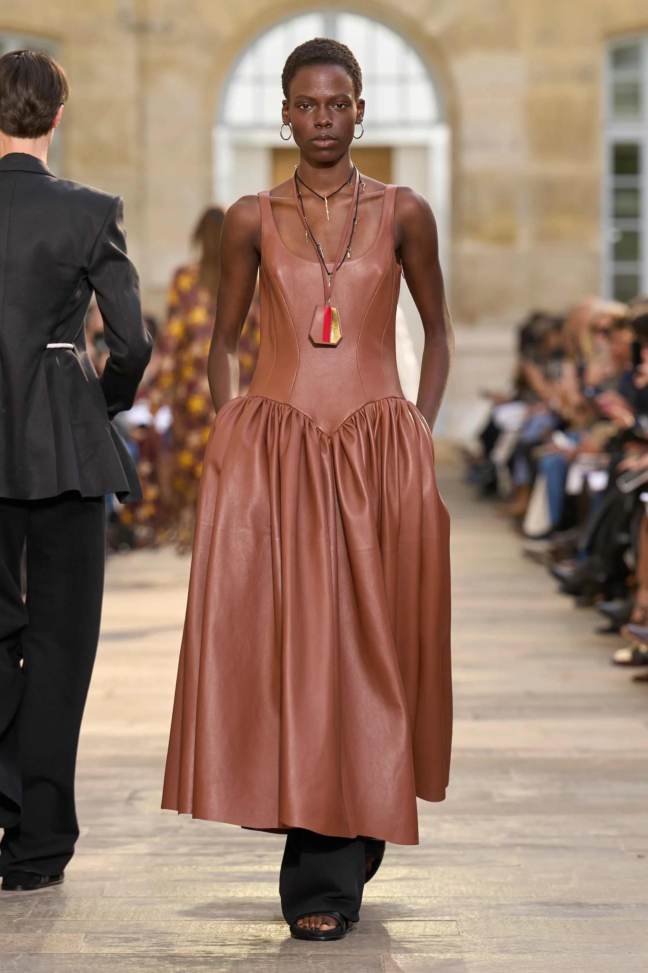 غابرييلا هيرست - Look 28