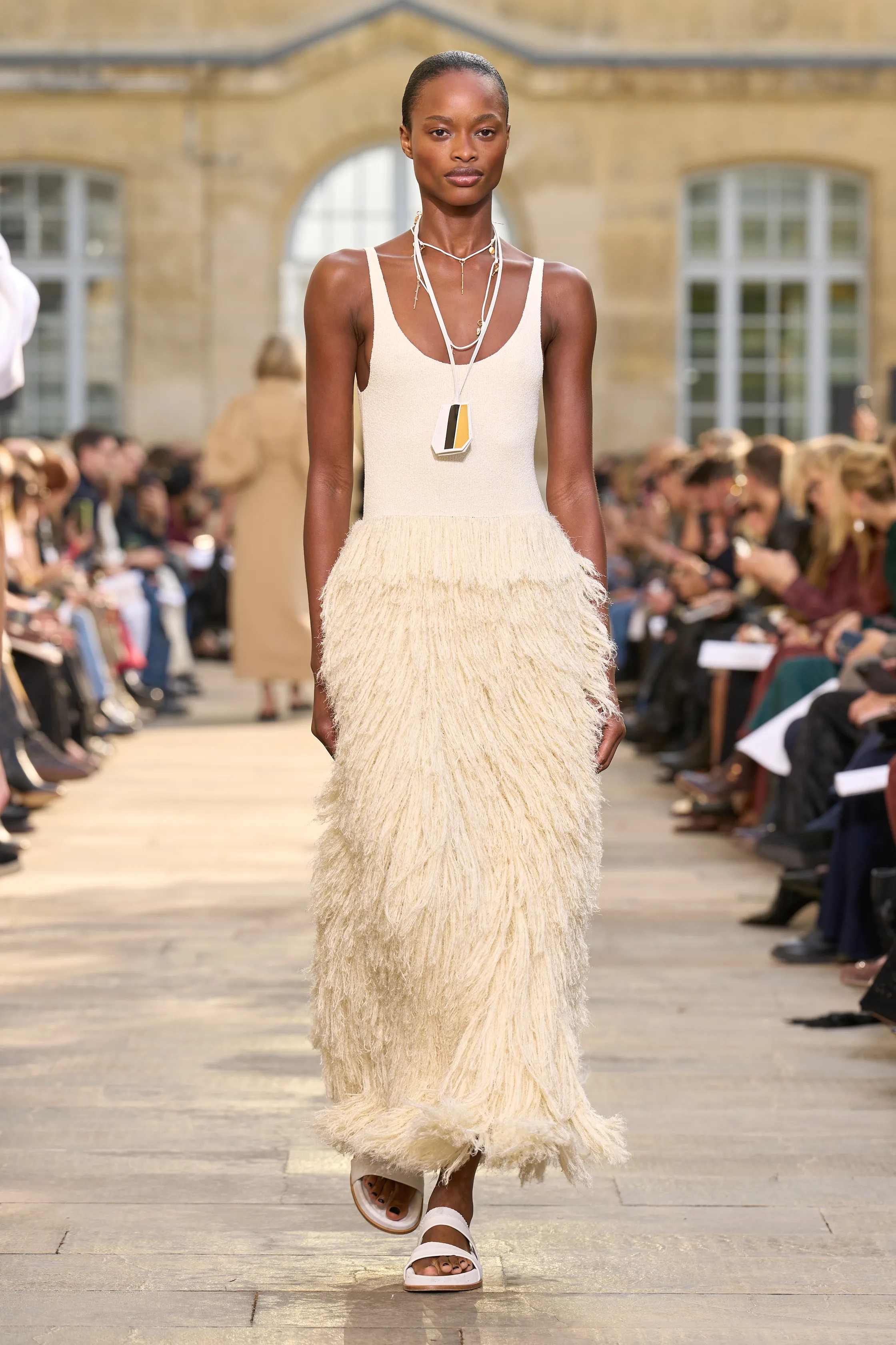 غابرييلا هيرست - Look 9