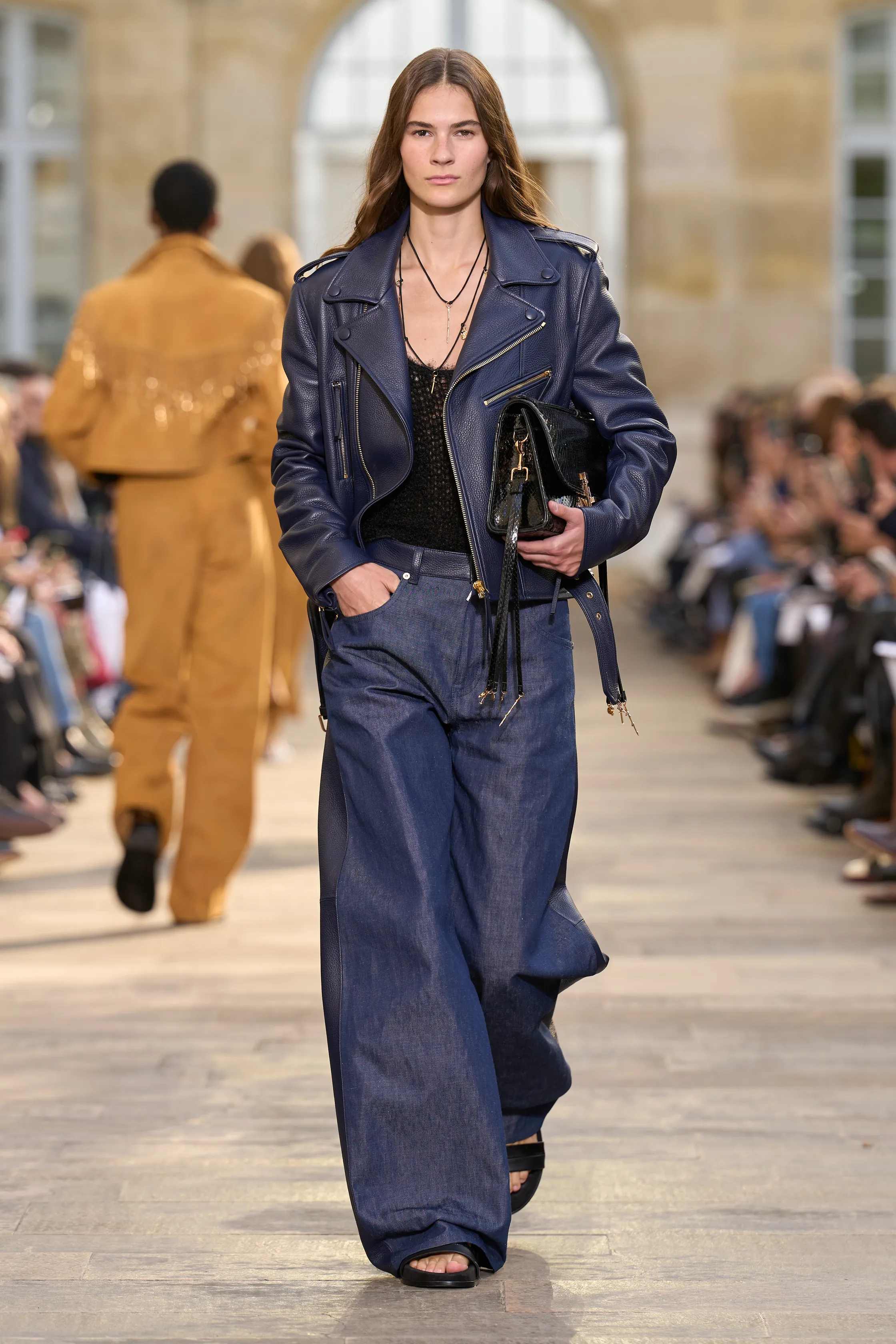 غابرييلا هيرست - Look 16
